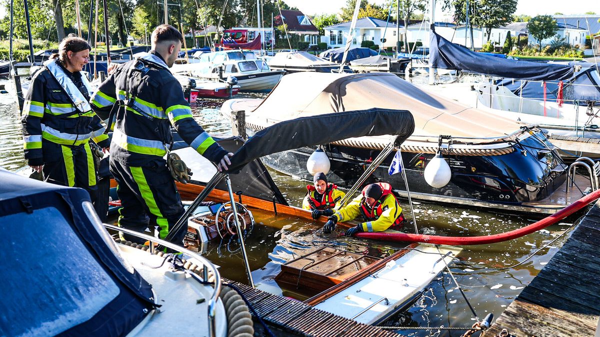 Boot zinkt in haven van Langweer | Gaslek door graafwerkzaamheden in Sweagerbosk