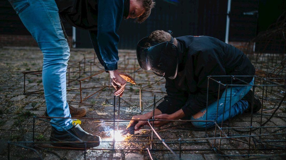 De corsogroepen maken lange dagen om de wagens op tijd af te krijgen