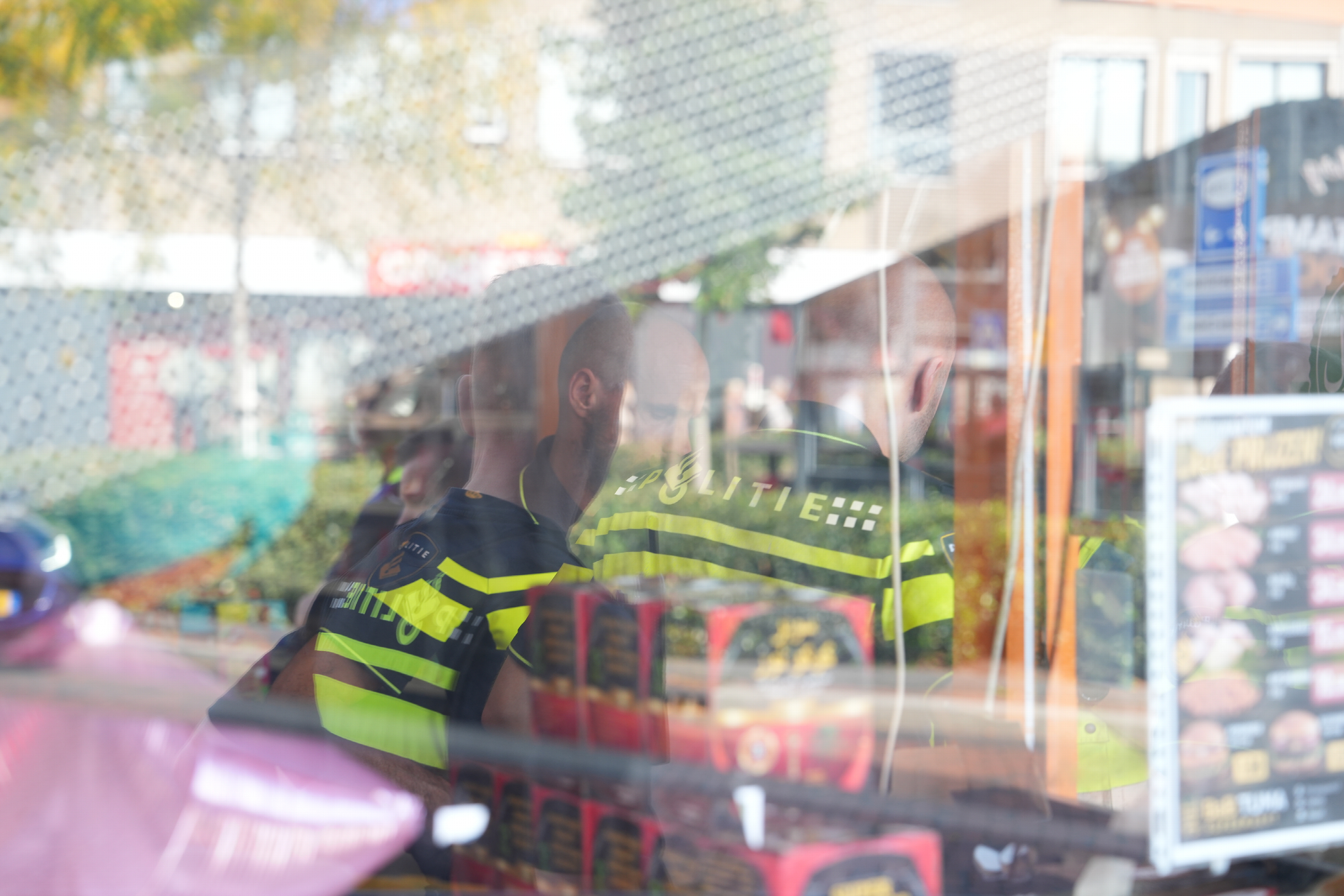 De douane valt de supermarkt binnen