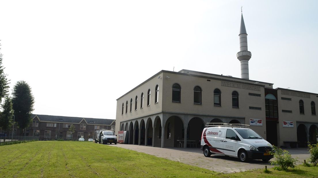 Moskee Deventer schoongemaakt