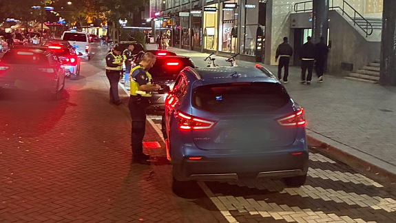 Handhavers bekeuren 35 automobilisten in een uur tijd.