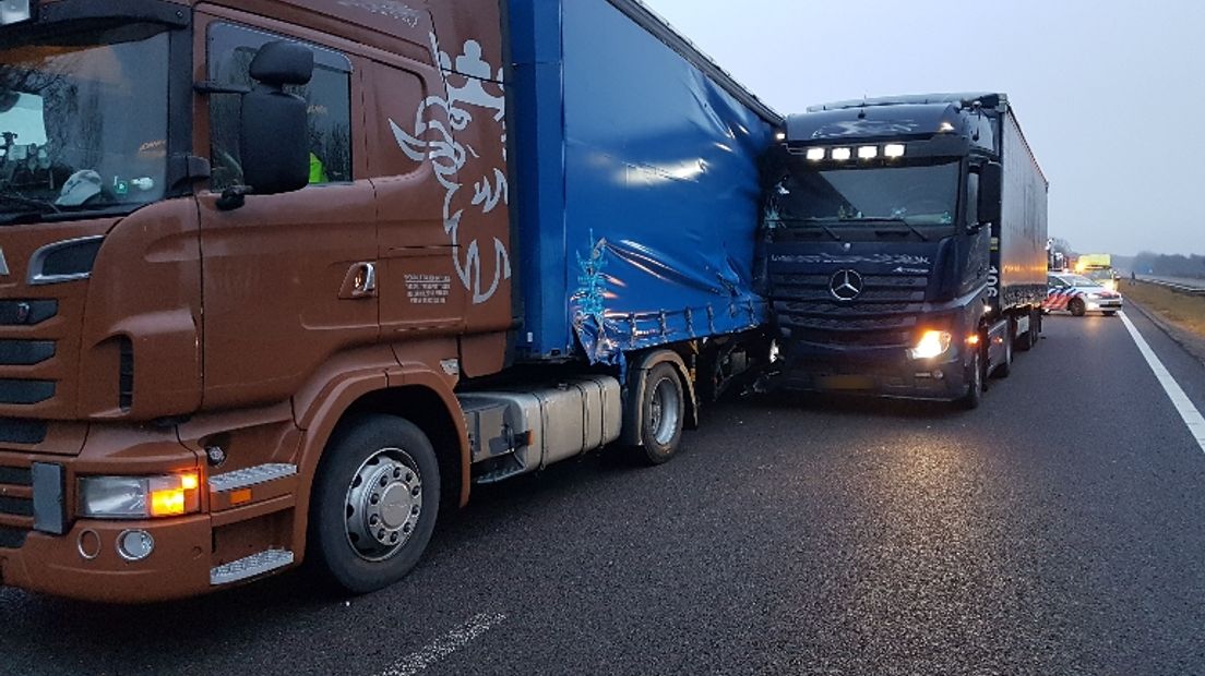 Het ongeluk gebeurde op de A37 tussen Klazienaveen en Zwartemeer  (Rechten: Persbureau Meter)