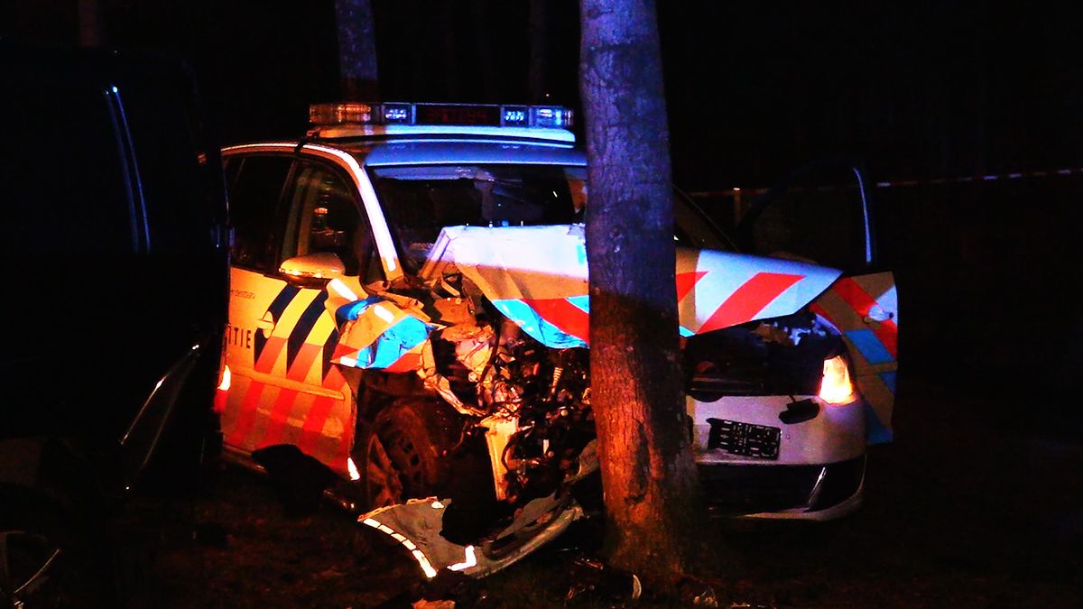 Politieauto botst tegen boom in Valthermond