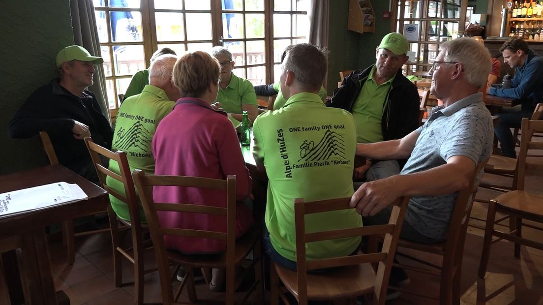 Elke deelnemer aan de Alpe d’HuZes heeft zijn verhaal. Zo ook Sander Kreeftenberg uit Ruurlo. Hij fietst met zijn schoonfamilie de Franse Alpe d'Huez op, een club van 40 mensen. Ook deze familie is hard getroffen door kanker.