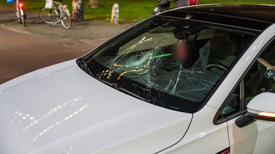 Drie gewonden bij botsing tussen vrachtwagen en vier autos op N279 bij Erp, weg nog uren dicht in beide richtingen. Drie gewonden bij botsing tussen vrachtwagen en vier autos op N279 bij Erp, weg nog uren dicht in beide richtingen.