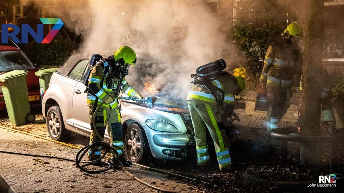 De brandweer is druk bezig met het doven van de vlammen