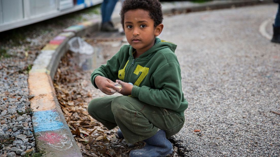 Een kind in een vluchtelingenkamp in Lesbos