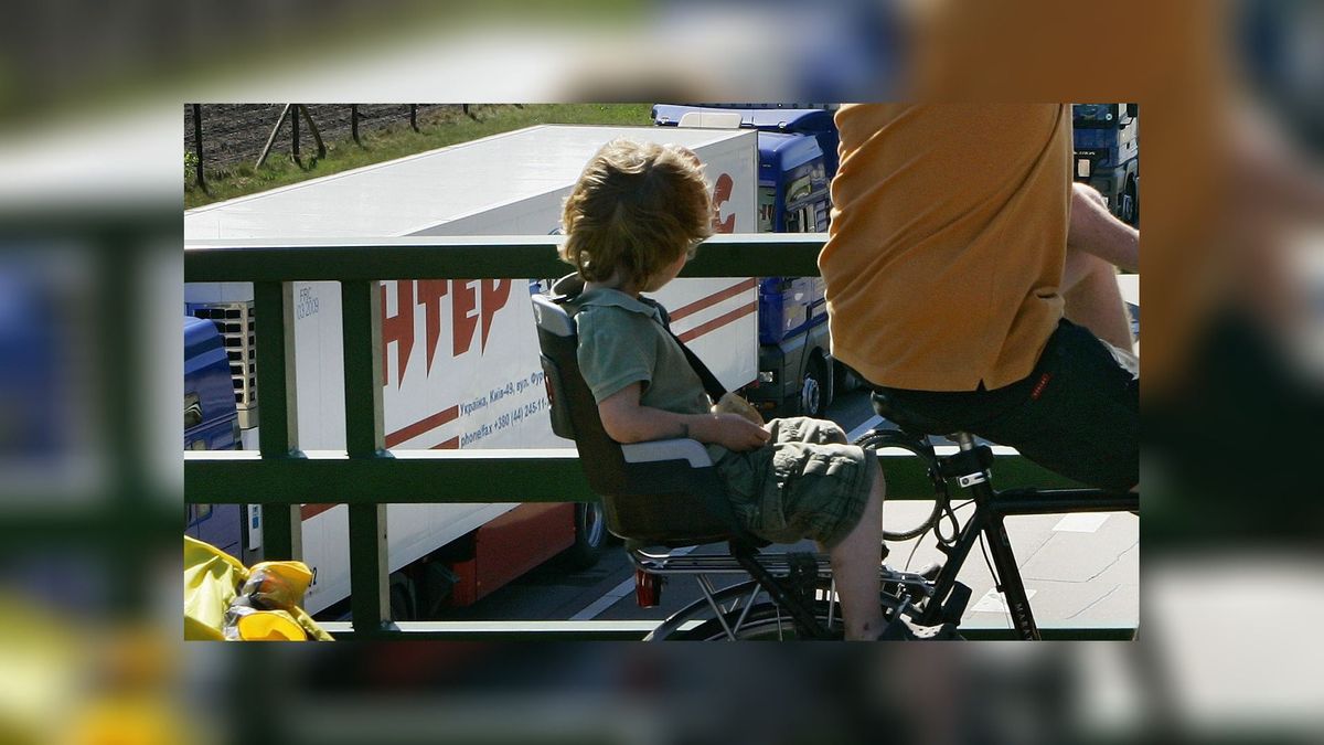 Kinderen van het azc in Balk kunnen van nu af aan weer veilig achterop de fiets