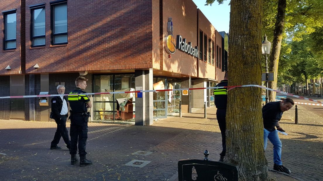 In Lunteren is in de vroege ochtend van donderdag een plofkraak geweest. Doelwit was de Rabobank aan de Dorpsstraat.