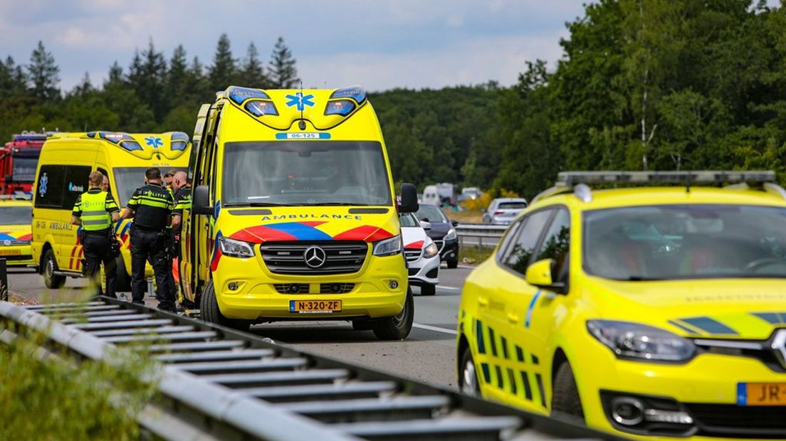 Hulpdiensten na het ongeluk op de A1 bij Beekbergen.