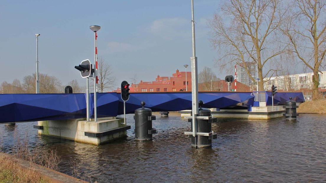 De ACM-brug tussen het Jaagpad en de Friesestraatweg