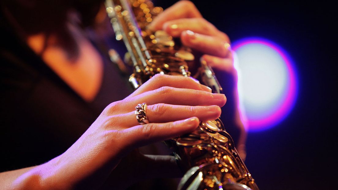 Saxofoniste speelt jazz