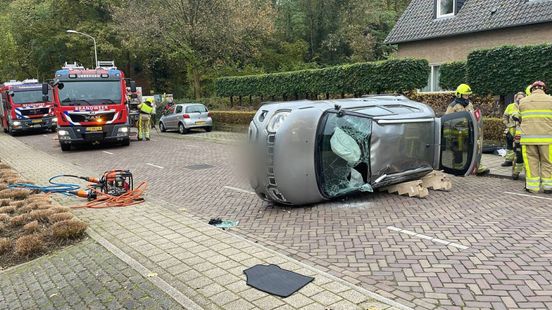 Vaas zorgt voor ongeluk • botsing op N315. Vaas zorgt voor ongeluk • botsing op N315.