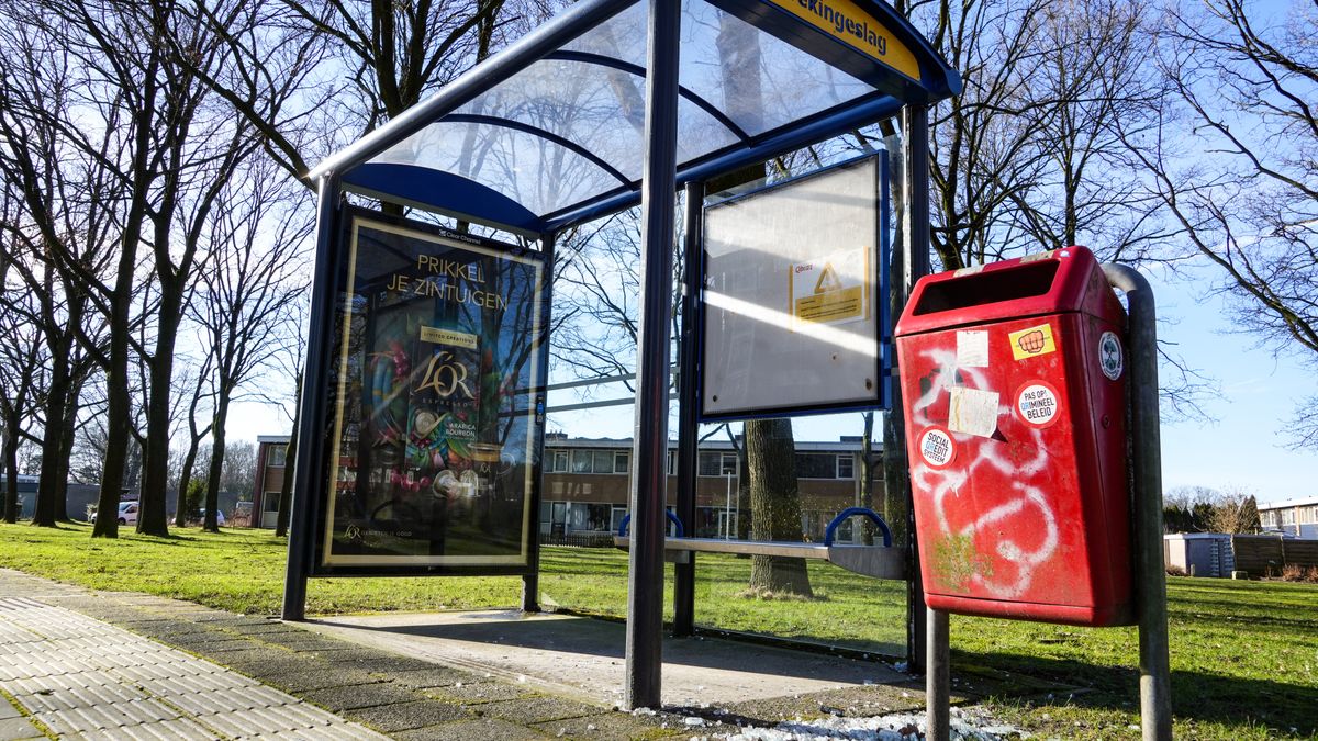 Vandalen slaan weer toe in Emmen: meerdere bushokjes vernield