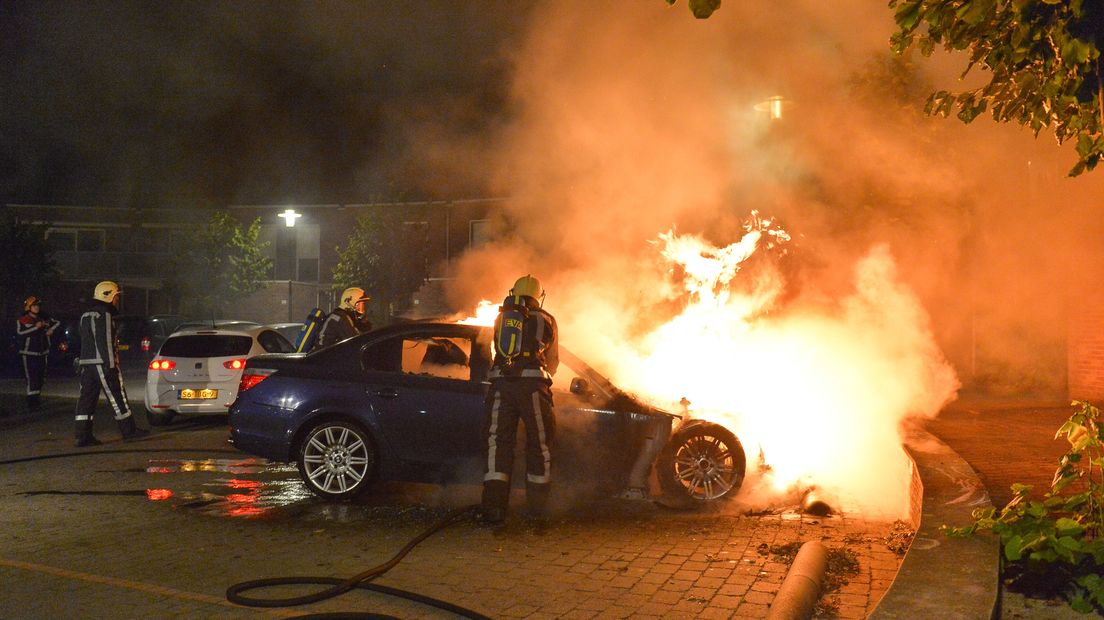 Op een parkeerplaats in Apeldoorn is zondagochtend vroeg een auto uitgebrand.