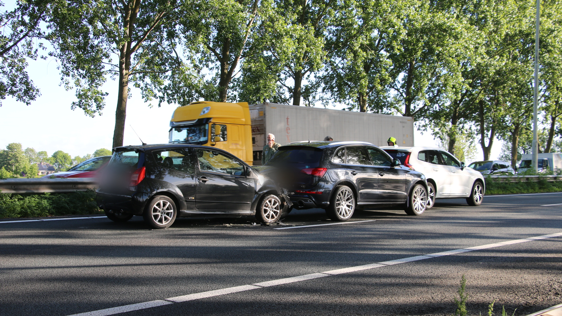Er zijn drie auto's betrokken bij het ongeval.