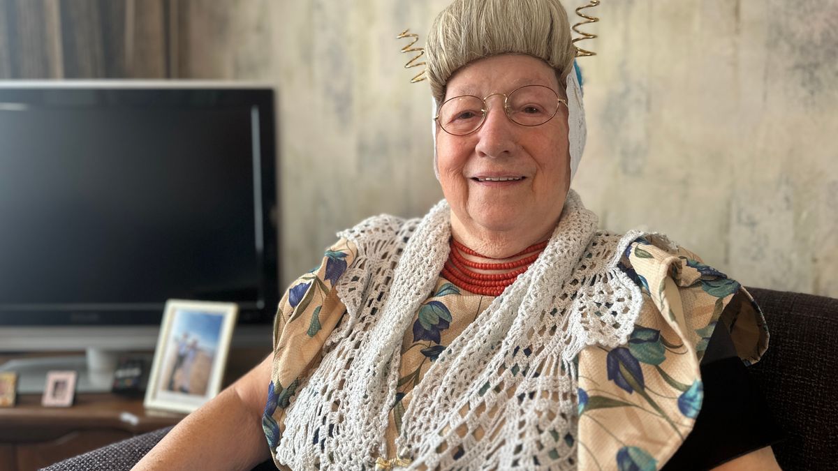 Jaan (89) uit Arnemuiden is laatste Zeeuwse die dagelijks in klederdracht loopt