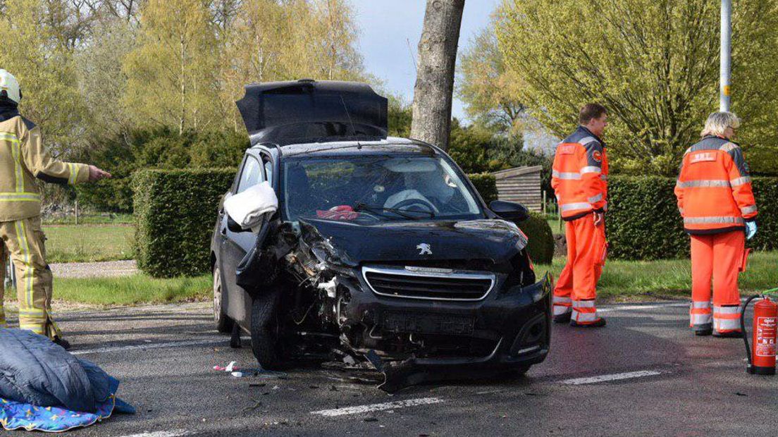 De auto botste tegen een boom op de Hoogeveenseweg in Brunginge (Rechten: De Vries Media)