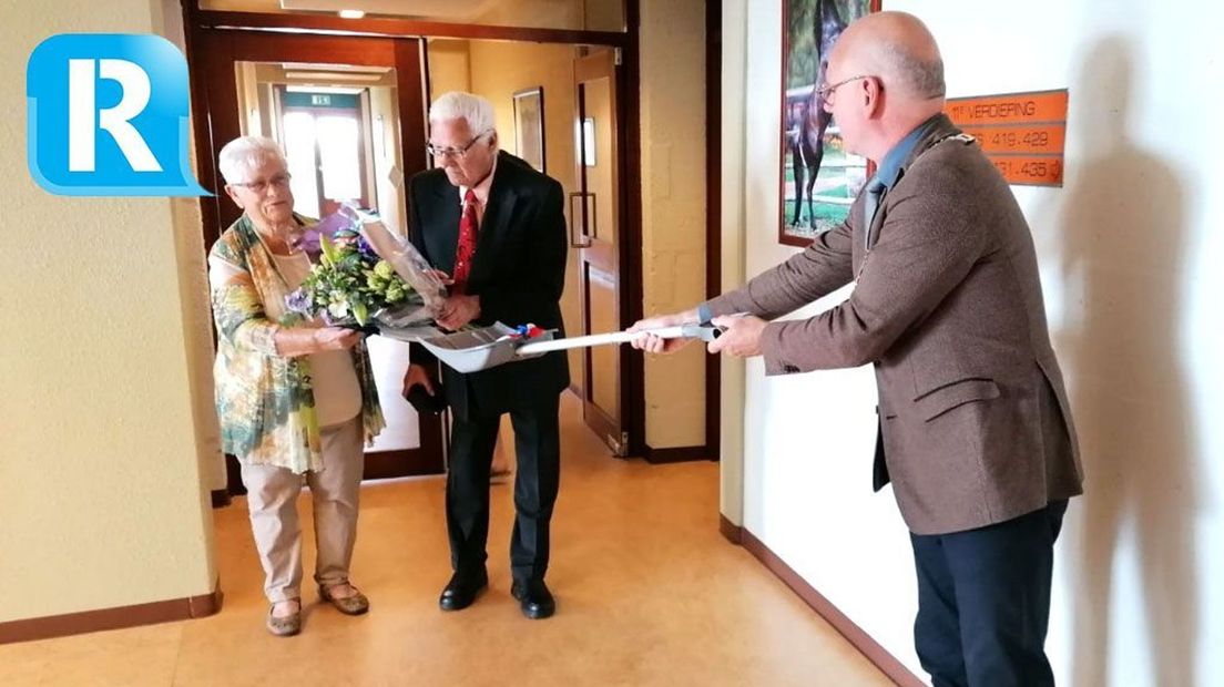 Bloemen op een sneeuwschuiver, Nol en Dien 65 jaar getrouwd.