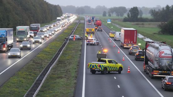 Twee rijstroken tijdelijk dicht bij de Wijk na ongeluk, verkeer rijdt weer. Twee rijstroken tijdelijk dicht bij de Wijk na ongeluk, verkeer rijdt weer.