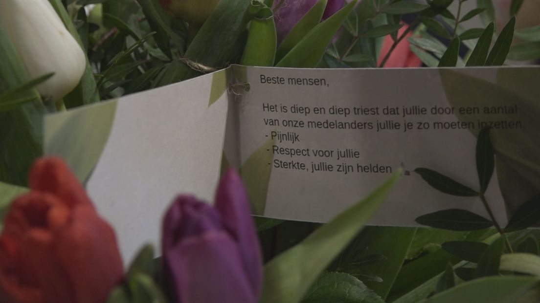 Eén van de vele bossen bloemen die bij de politie in Enschede zijn bezorgd na de rellen