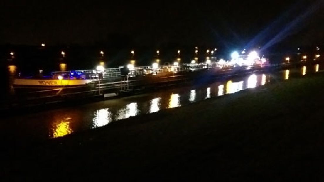 Een binnenvaartschip is woensdagavond in de Prins Bernardsluis bij Tiel geraakt door een dalende hefdeur.