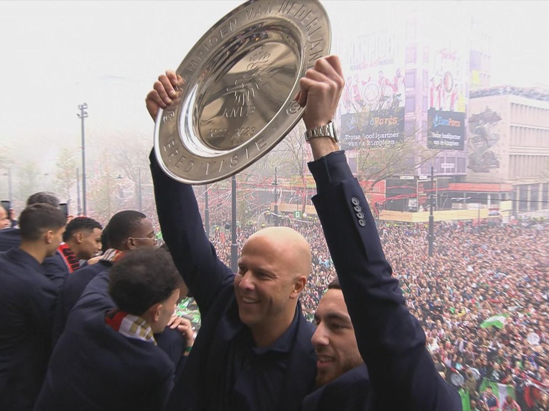 Arne Slot en Orkun Kökcü hebben de schaal in hun handen bij de huldiging van Feyenoord