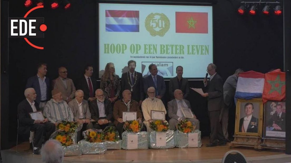 In aanwezigheid van de Marokkaanse ambassadeur Abdelouahab Bellouki en de consul-generaal van Den Bosch, Khalid Guelzim, werd zaterdag in Ede het eerste exemplaar van het boek 'Hoop op een beter leven, Marokkaanse gastarbeiders in Ede' overhandigd aan burgemeester René Verhulst.