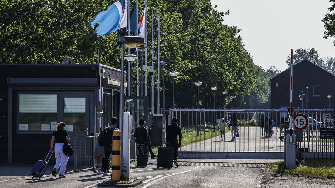Asielzoekers komen aan bij het aanmeldcentrum in Ter Apel