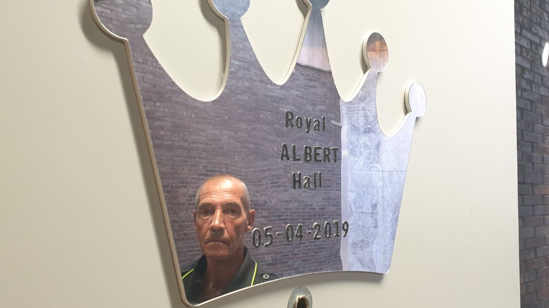 Albert staat voor zijn plakkaat in de luchtplaats van het cellencomplex (Rechten: RTV Drenthe/Dylan de Lange)