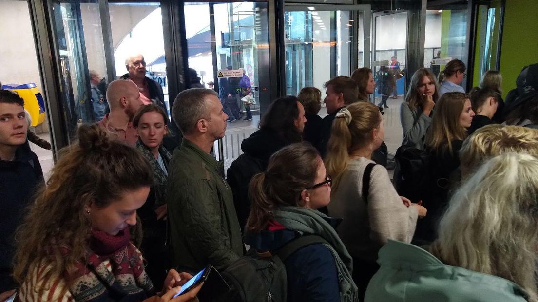 De werkzaamheden op het spoor tussen Nijmegen en Arnhem zorgden maandag voor extreme drukte in de avondspits. Er werden voor treinreizigers bussen ingezet en dat zorgde in de spits voor lange rijen en wachttijden.