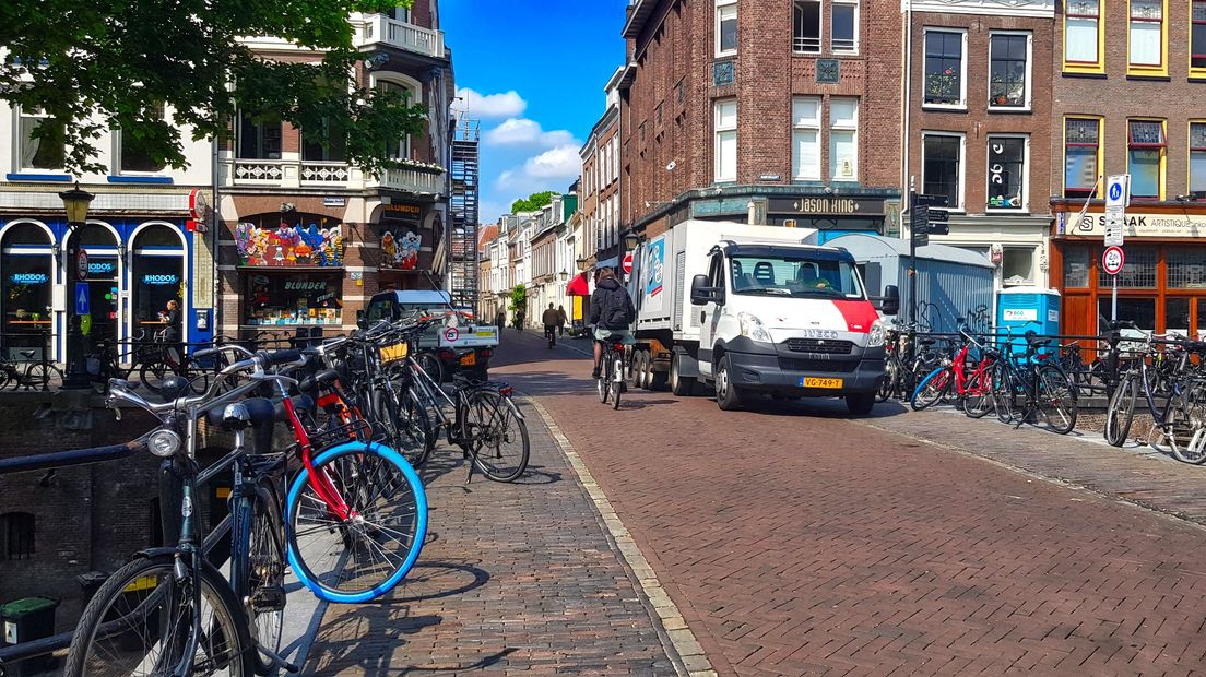 Kleine vrachtwagens rijden over de gracht