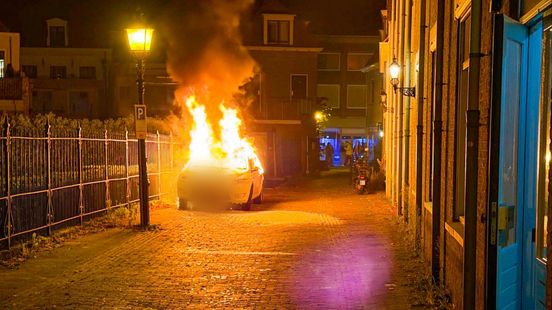 Auto gaat midden in stadscentrum in vlammen op, politie onderzoekt oorzaak