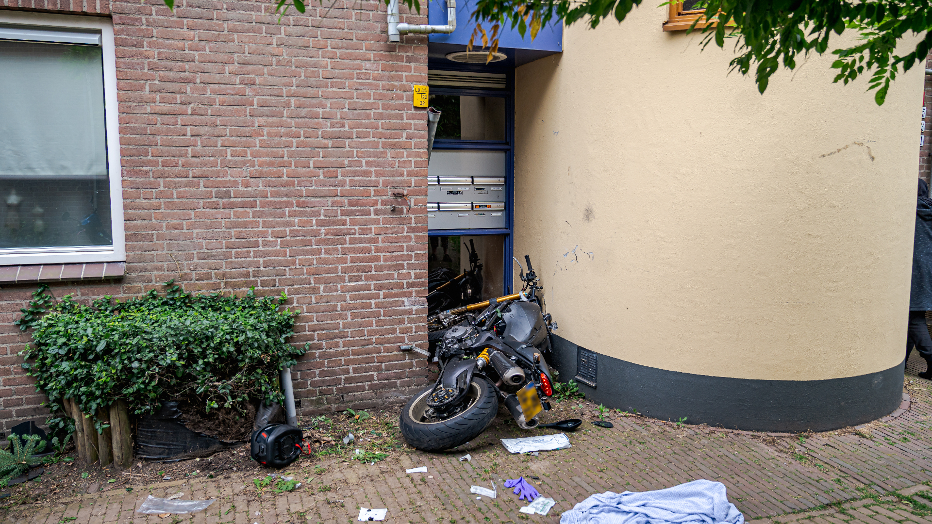 De bestuurder, een man, raakte zwaargewond.