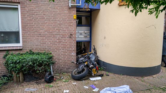 Motorrijder rijdt tegen muur en raakt zwaargewond