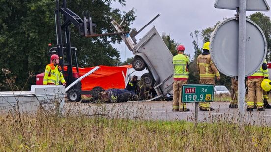 Paard overleden bij zwaar ongeluk op A18. Paard overleden bij zwaar ongeluk op A18.
