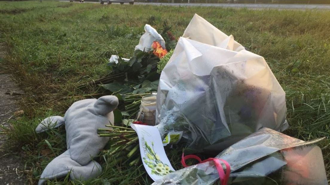 Op de plek van het ongeluk liggen bloemen.