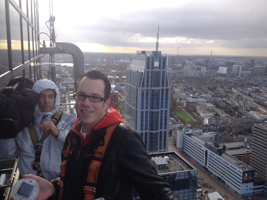 Verslaggever Maikel Coomans en cameraman Arjo van Klaveren op 140 meter hoogte