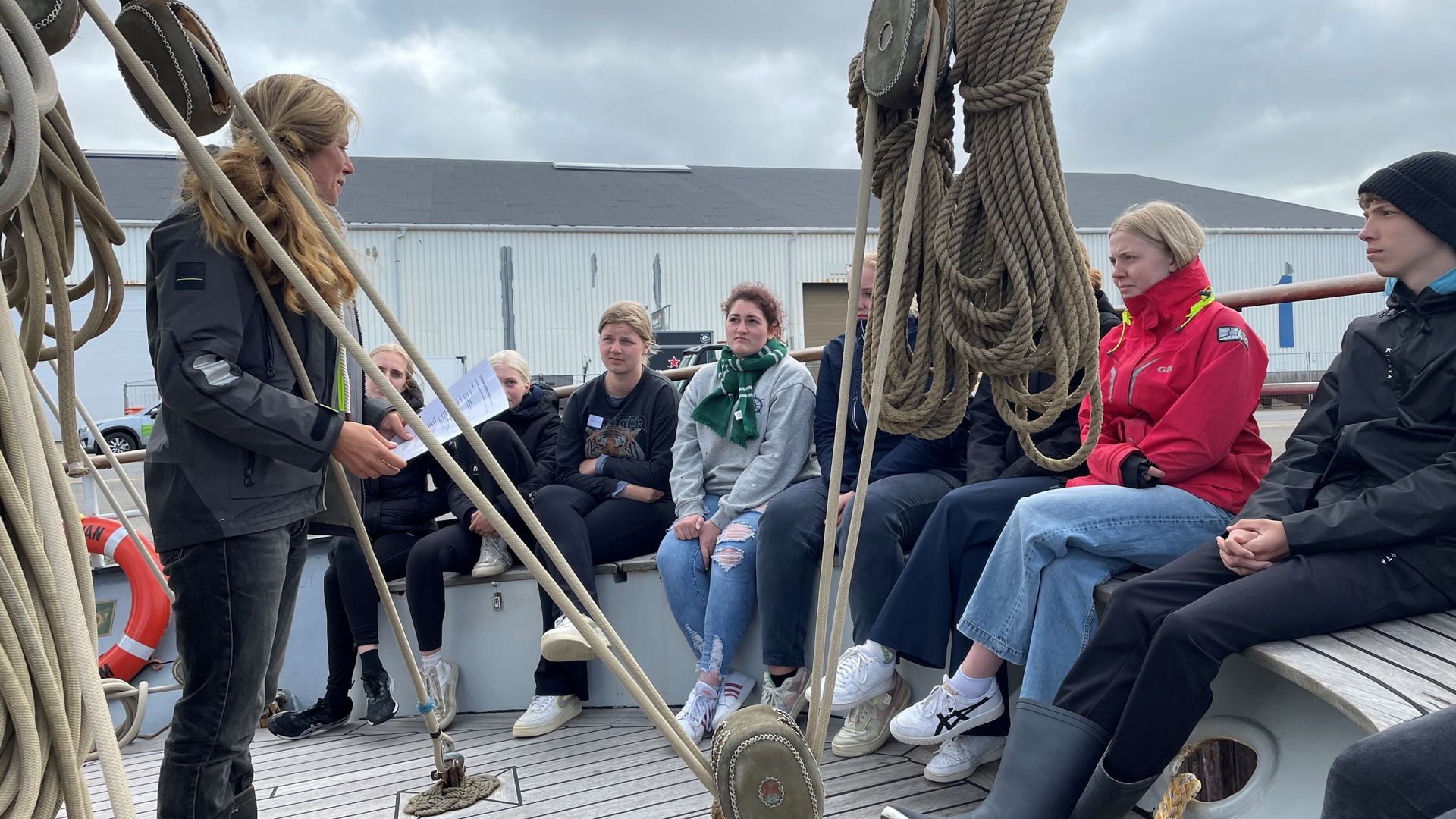 Een safety briefing, zondag voor het uitvaren