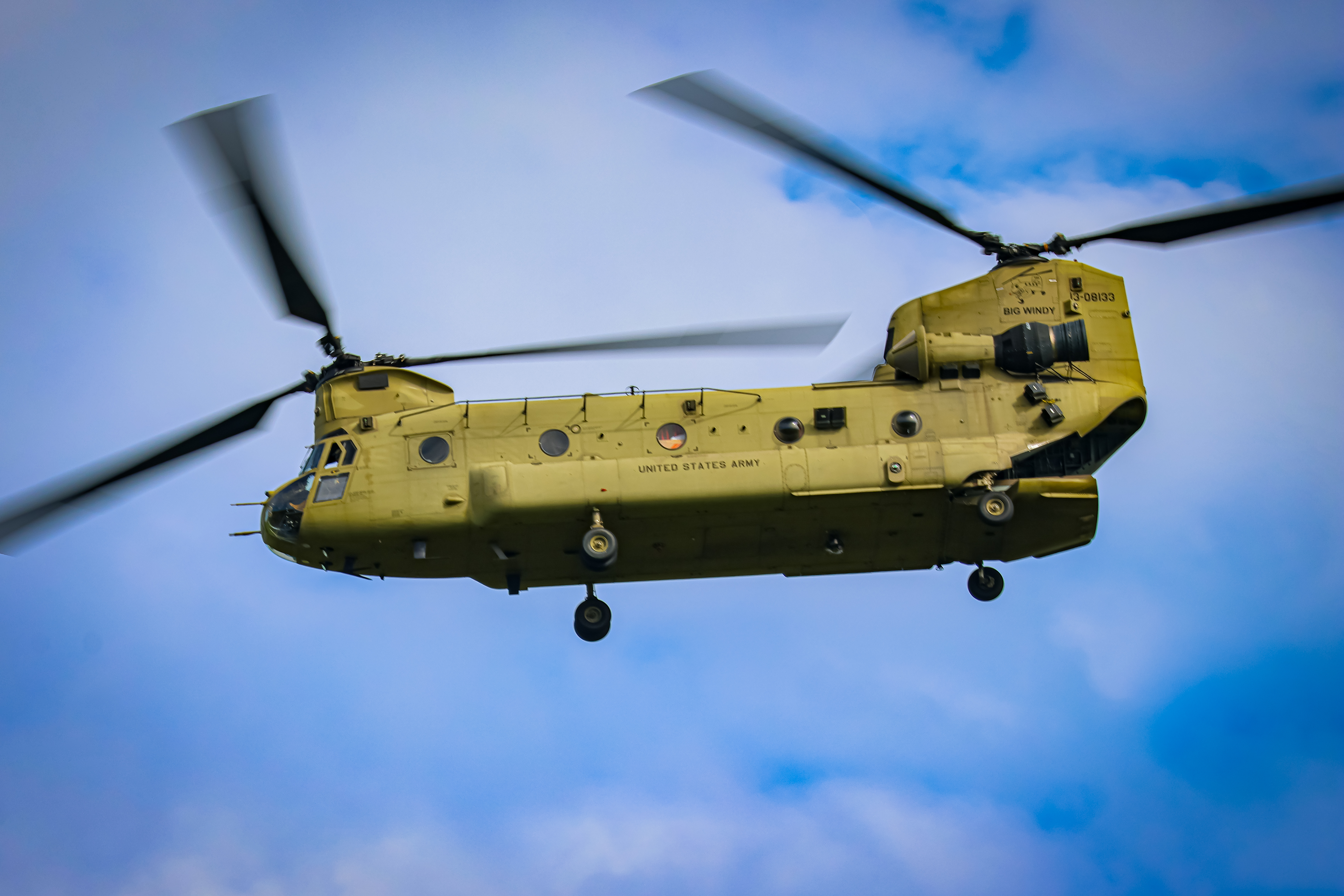 Vier Chinooks trekken veel bekijks op Rotterdam The Hague Airport.