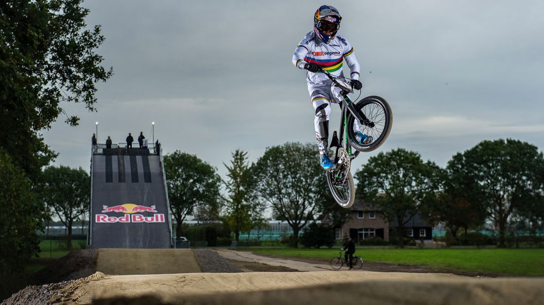 Twan van Gendt op zijn eigen BMX-track.