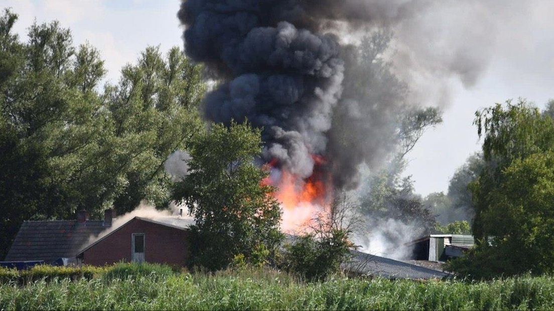 Grote brand in schuur bij Den Ham