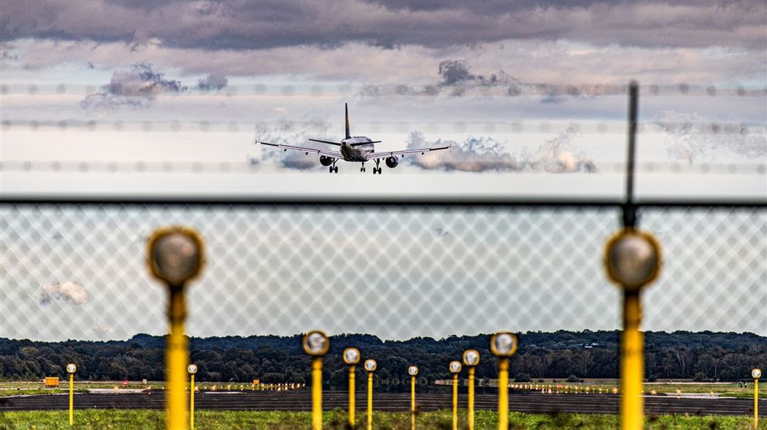 Een vliegtuig stijgt op van Twente Aiport