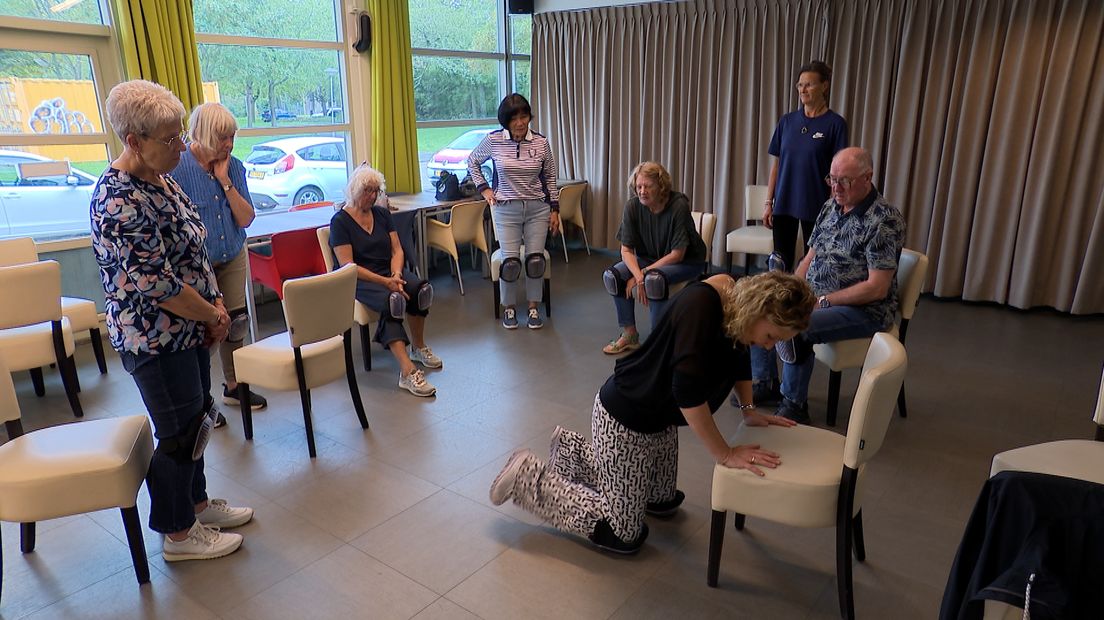 Janine Davidse doet voor hoe je het best kan opstaan na een val