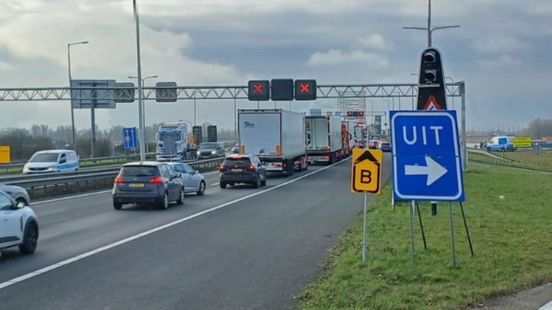 Grote verkeershinder op snelweg door ongeluk bij start voorjaarsvakantie. Grote verkeershinder op snelweg door ongeluk bij start voorjaarsvakantie.
