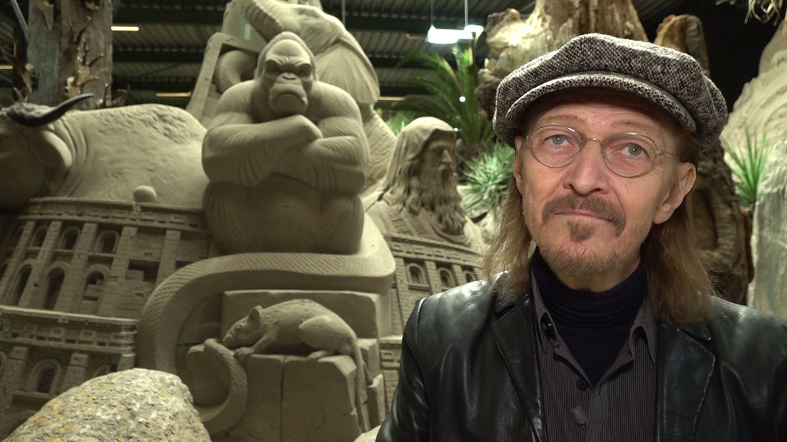 Ze waren al een tijdje te bezichtigen voor het publiek, maar dinsdag werden de Bijbelse zandsculpturen in Elburg officieel geopend. Niemand minder dan Ted Neeley, de hoofdrolspeler van Jesus Christ Superstar, verzorgde de opening.