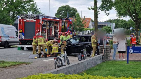 Vrouw komt onder auto terecht en raakt ernstig gewond