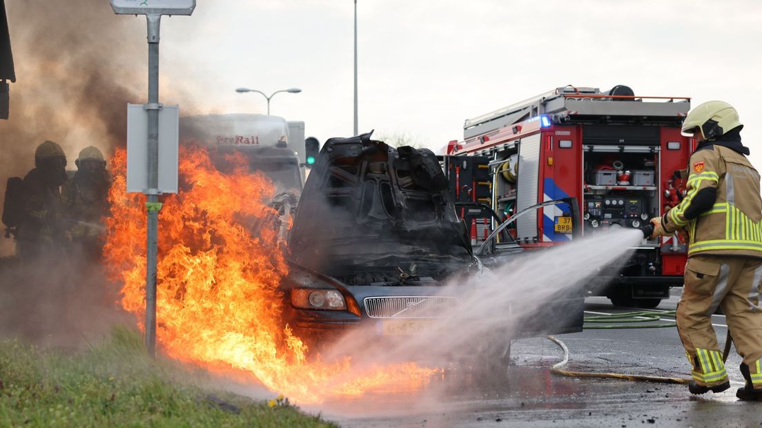 Felle autobrand in Zwolle hindert het verkeer