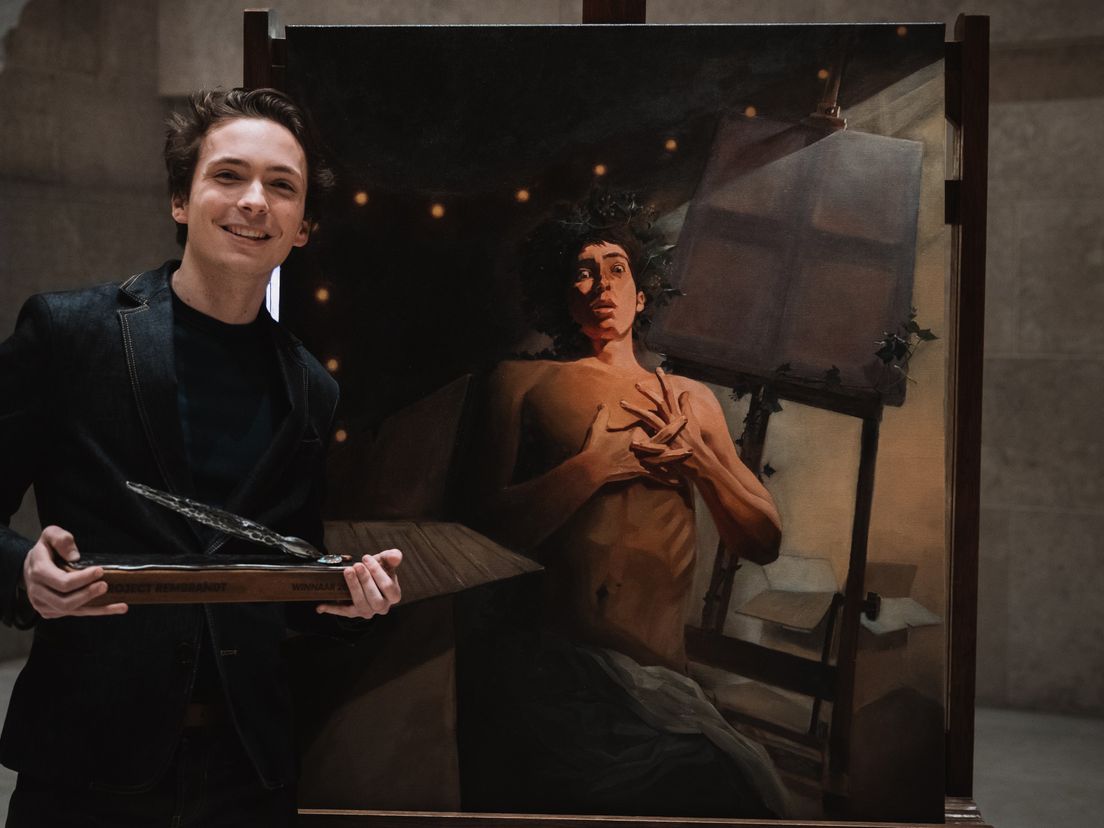 Winnaar Wolf bij zijn kunstwerk Hou Vast