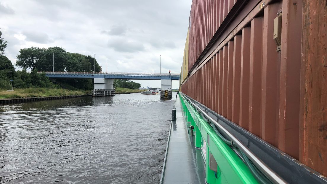 De 'Fides' nadert een brug